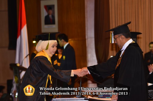 wisuda-unpad-gel-i-ta-2013_2014-fakultas-kedokteran-oleh-rektor-046