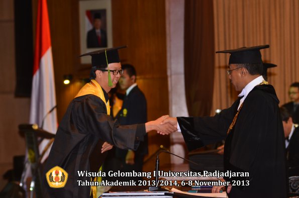 wisuda-unpad-gel-i-ta-2013_2014-fakultas-kedokteran-oleh-rektor-047