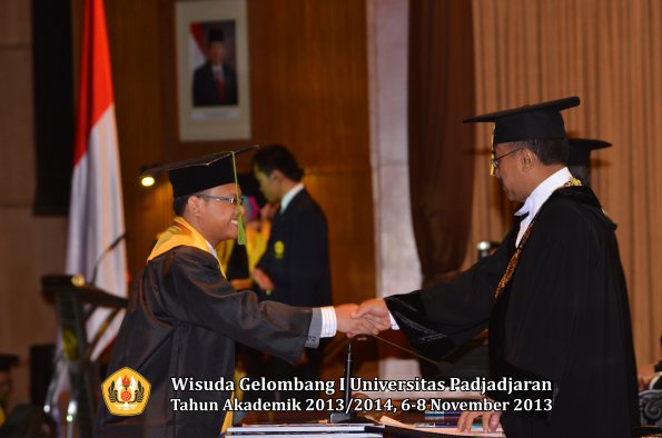 wisuda-unpad-gel-i-ta-2013_2014-fakultas-kedokteran-oleh-rektor-050