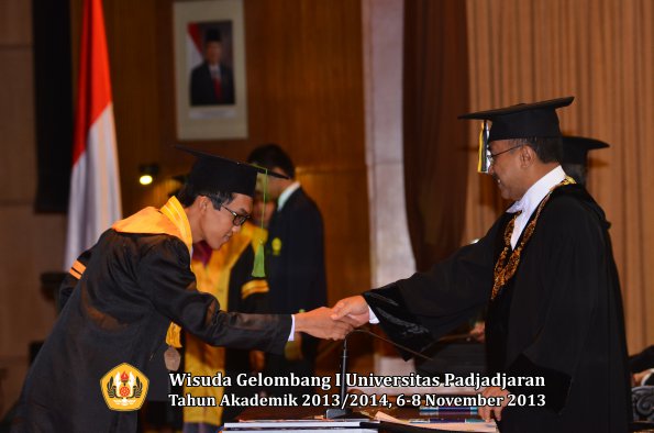 wisuda-unpad-gel-i-ta-2013_2014-fakultas-kedokteran-oleh-rektor-051