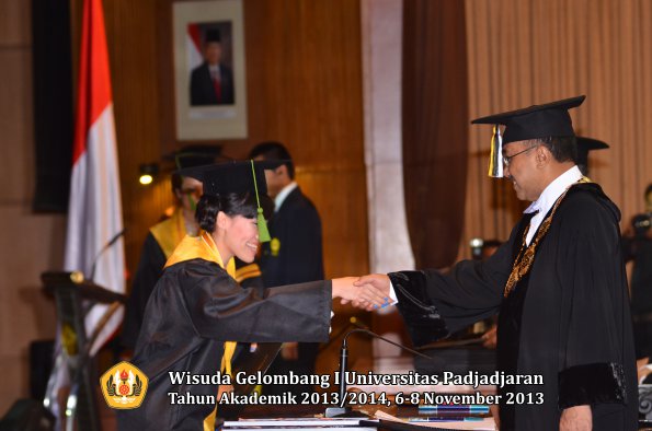 wisuda-unpad-gel-i-ta-2013_2014-fakultas-kedokteran-oleh-rektor-056