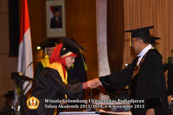 wisuda-unpad-gel-i-ta-2013_2014-fakultas-kedokteran-oleh-rektor-058