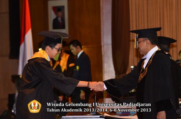 wisuda-unpad-gel-i-ta-2013_2014-fakultas-kedokteran-oleh-rektor-062