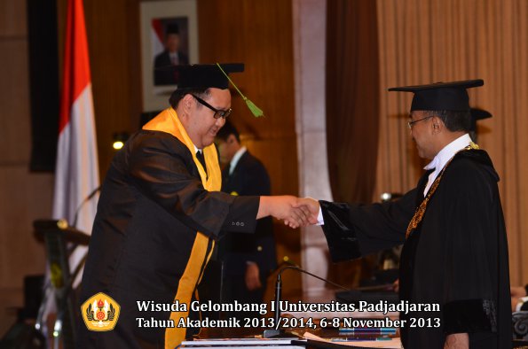 wisuda-unpad-gel-i-ta-2013_2014-fakultas-kedokteran-oleh-rektor-065