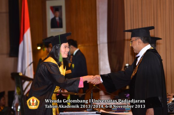 wisuda-unpad-gel-i-ta-2013_2014-fakultas-kedokteran-oleh-rektor-077