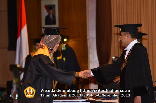 wisuda-unpad-gel-i-ta-2013_2014-fakultas-kedokteran-oleh-rektor-082