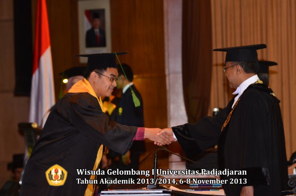 wisuda-unpad-gel-i-ta-2013_2014-fakultas-kedokteran-oleh-rektor-087