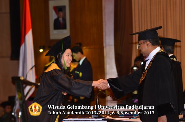 wisuda-unpad-gel-i-ta-2013_2014-fakultas-kedokteran-oleh-rektor-111