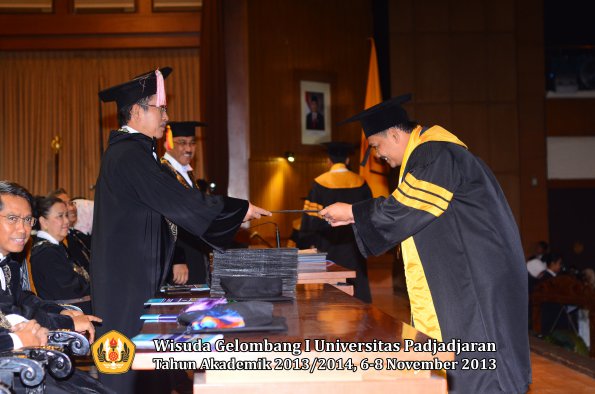 wisuda-unpad-gel-i-ta-2013_2014-program-pascasarjana-oleh-direktur-pascasarjana-004