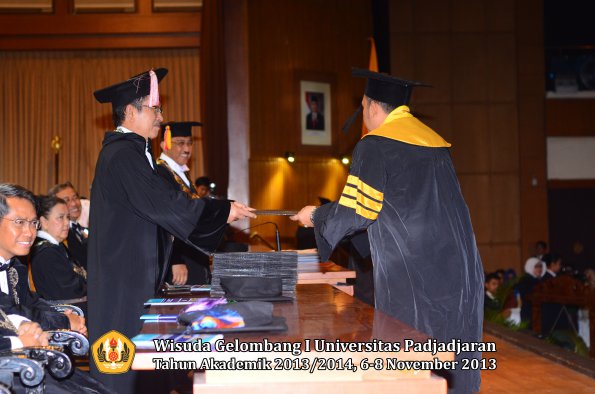 wisuda-unpad-gel-i-ta-2013_2014-program-pascasarjana-oleh-direktur-pascasarjana-007