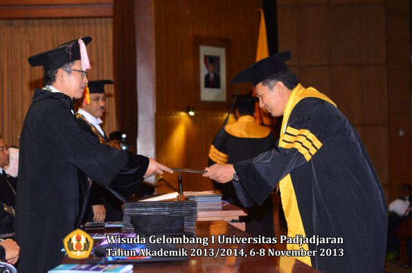 wisuda-unpad-gel-i-ta-2013_2014-program-pascasarjana-oleh-direktur-pascasarjana-015_1384842663