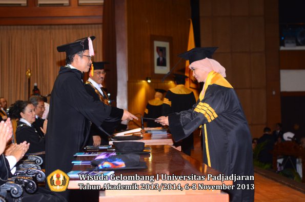 wisuda-unpad-gel-i-ta-2013_2014-program-pascasarjana-oleh-direktur-pascasarjana-039