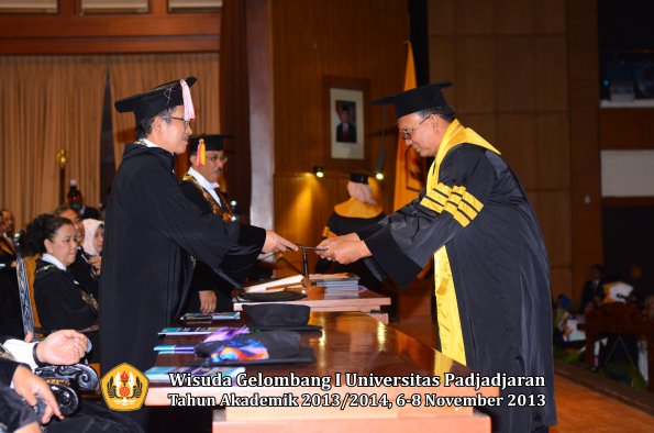 wisuda-unpad-gel-i-ta-2013_2014-program-pascasarjana-oleh-direktur-pascasarjana-040