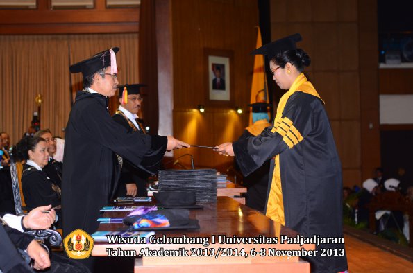 wisuda-unpad-gel-i-ta-2013_2014-program-pascasarjana-oleh-direktur-pascasarjana-042