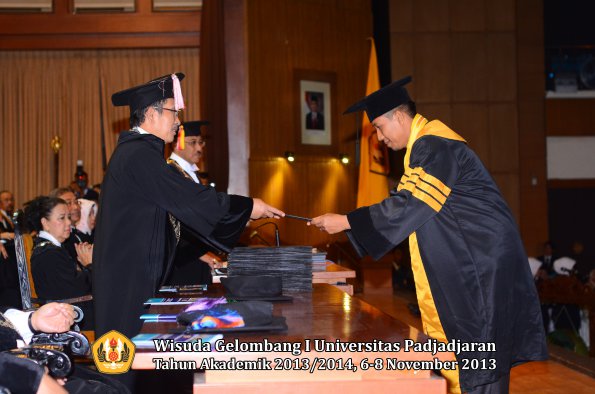 wisuda-unpad-gel-i-ta-2013_2014-program-pascasarjana-oleh-direktur-pascasarjana-044