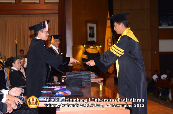 wisuda-unpad-gel-i-ta-2013_2014-program-pascasarjana-oleh-direktur-pascasarjana-045