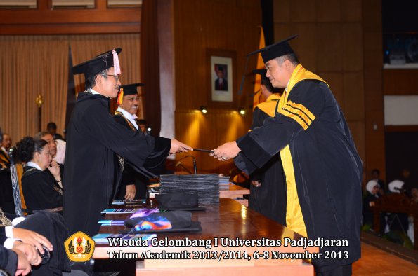 wisuda-unpad-gel-i-ta-2013_2014-program-pascasarjana-oleh-direktur-pascasarjana-046