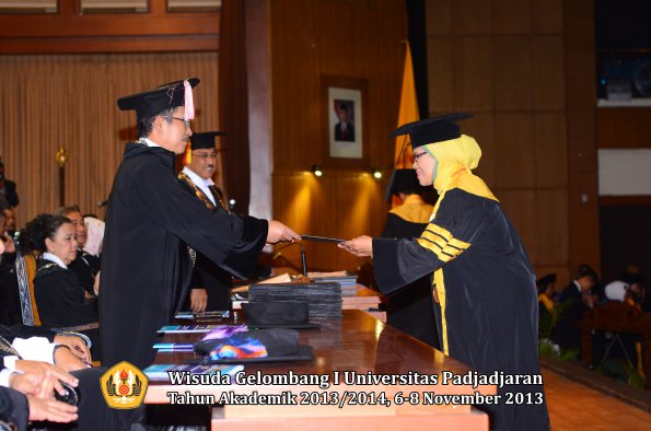 wisuda-unpad-gel-i-ta-2013_2014-program-pascasarjana-oleh-direktur-pascasarjana-055