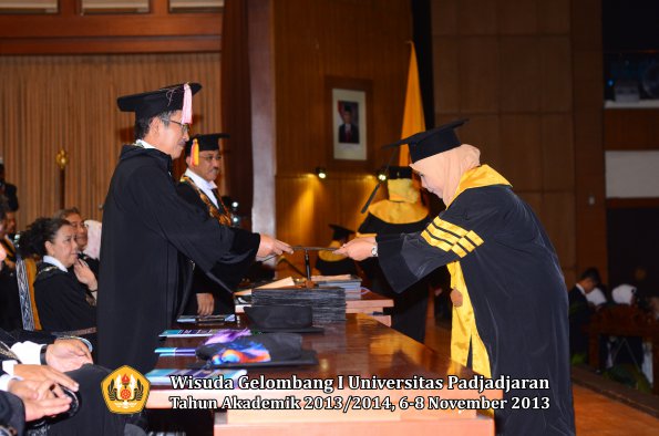 wisuda-unpad-gel-i-ta-2013_2014-program-pascasarjana-oleh-direktur-pascasarjana-056