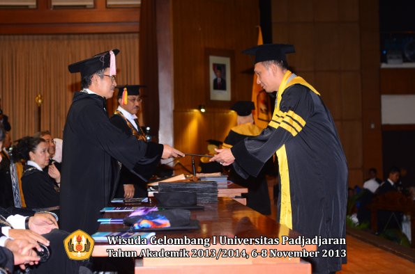 wisuda-unpad-gel-i-ta-2013_2014-program-pascasarjana-oleh-direktur-pascasarjana-057