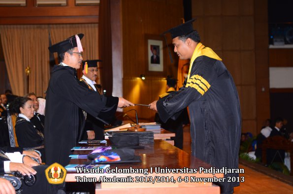 wisuda-unpad-gel-i-ta-2013_2014-program-pascasarjana-oleh-direktur-pascasarjana-062