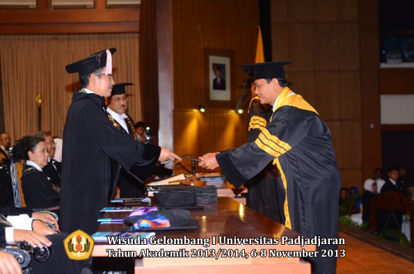 wisuda-unpad-gel-i-ta-2013_2014-program-pascasarjana-oleh-direktur-pascasarjana-063