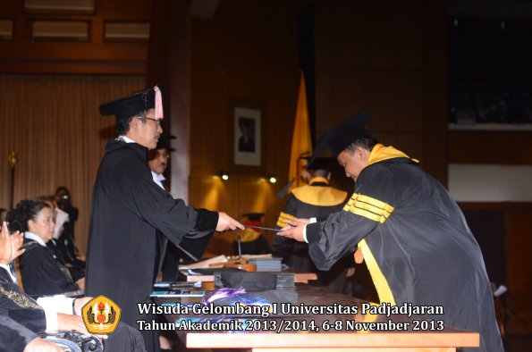 wisuda-unpad-gel-i-ta-2013_2014-program-pascasarjana-oleh-direktur-pascasarjana-067