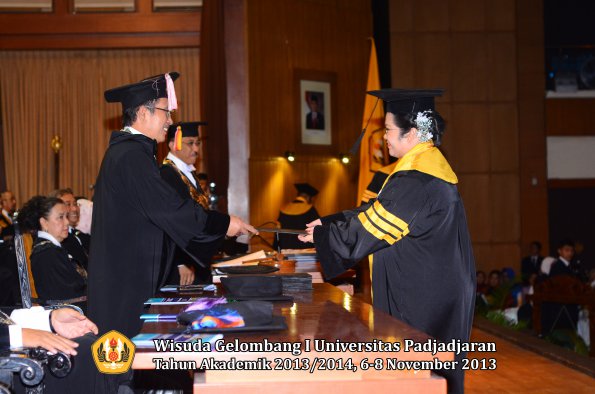wisuda-unpad-gel-i-ta-2013_2014-program-pascasarjana-oleh-direktur-pascasarjana-068