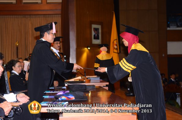 wisuda-unpad-gel-i-ta-2013_2014-program-pascasarjana-oleh-direktur-pascasarjana-073