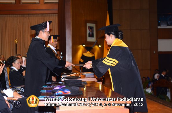 wisuda-unpad-gel-i-ta-2013_2014-program-pascasarjana-oleh-direktur-pascasarjana-076
