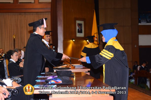 wisuda-unpad-gel-i-ta-2013_2014-program-pascasarjana-oleh-direktur-pascasarjana-077