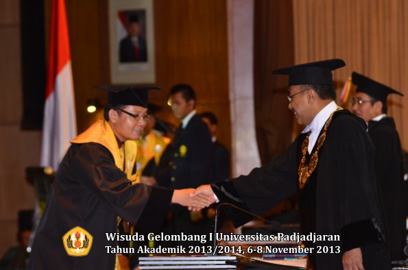 wisuda-unpad-gel-i-ta-2013_2014-program-pascasarjana-oleh-rektor-095