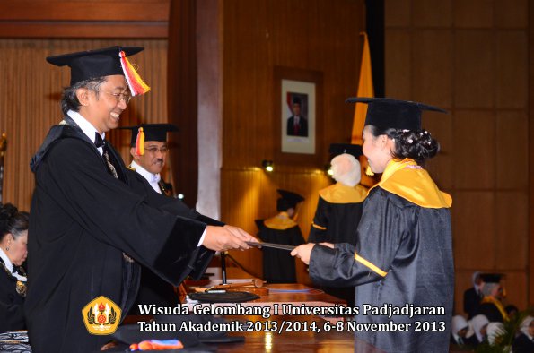 wisuda-unpad-gel-i-ta-2013_2014-fakultas-ekonomi-dan-bisnis-oleh-dekan-133