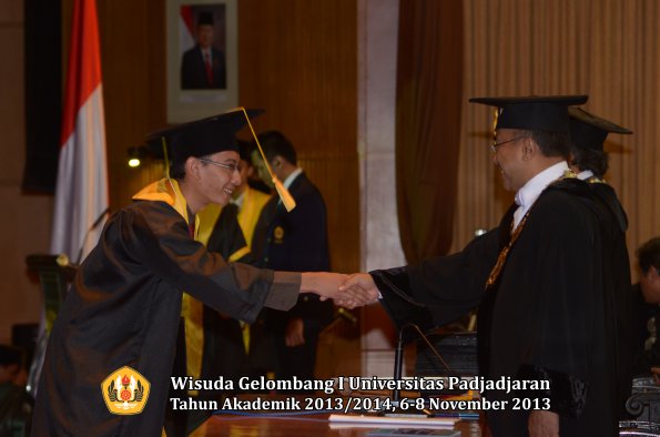 wisuda-unpad-gel-i-ta-2013_2014-fakultas-ekonomi-dan-bisnis-oleh-rektor-012