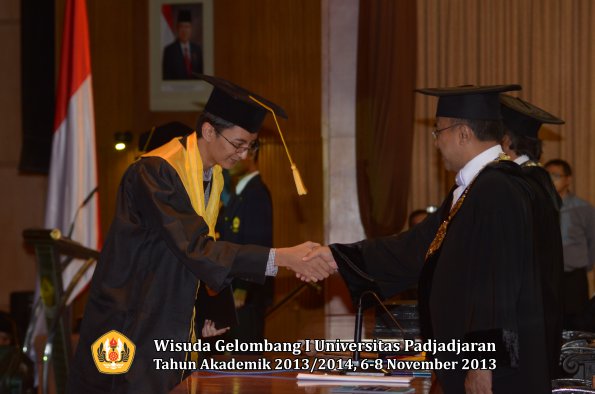 wisuda-unpad-gel-i-ta-2013_2014-fakultas-ekonomi-dan-bisnis-oleh-rektor-061