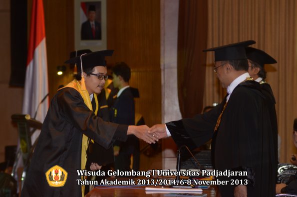 wisuda-unpad-gel-i-ta-2013_2014-fakultas-ekonomi-dan-bisnis-oleh-rektor-257