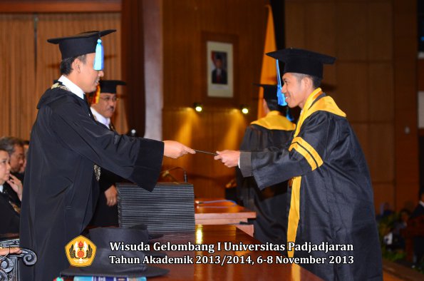 wisuda-unpad-gel-i-ta-2013_2014-fakultas-keperawatan-oleh-dekan-005