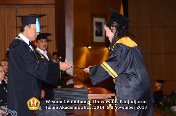 wisuda-unpad-gel-i-ta-2013_2014-fakultas-keperawatan-oleh-dekan-023