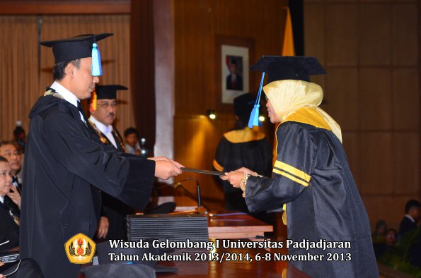 wisuda-unpad-gel-i-ta-2013_2014-fakultas-keperawatan-oleh-dekan-024