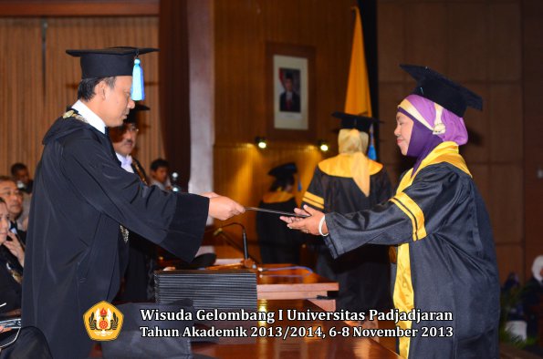 wisuda-unpad-gel-i-ta-2013_2014-fakultas-keperawatan-oleh-dekan-025