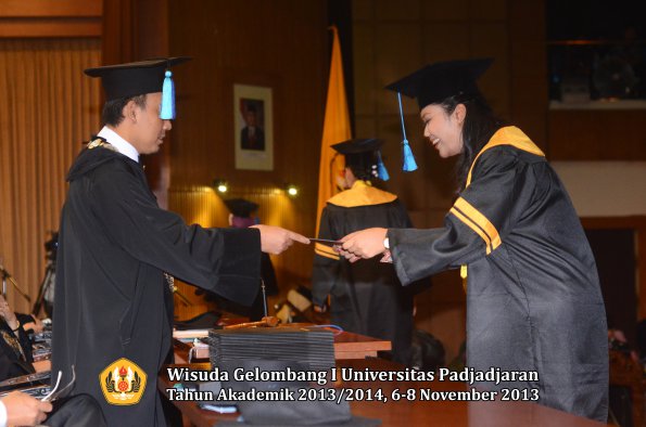 wisuda-unpad-gel-i-ta-2013_2014-fakultas-keperawatan-oleh-dekan-027