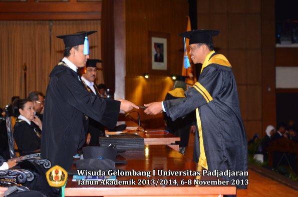 wisuda-unpad-gel-i-ta-2013_2014-fakultas-keperawatan-oleh-dekan-033