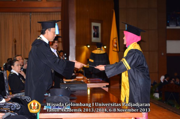 wisuda-unpad-gel-i-ta-2013_2014-fakultas-keperawatan-oleh-dekan-034