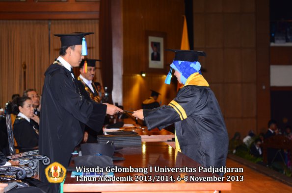 wisuda-unpad-gel-i-ta-2013_2014-fakultas-keperawatan-oleh-dekan-035