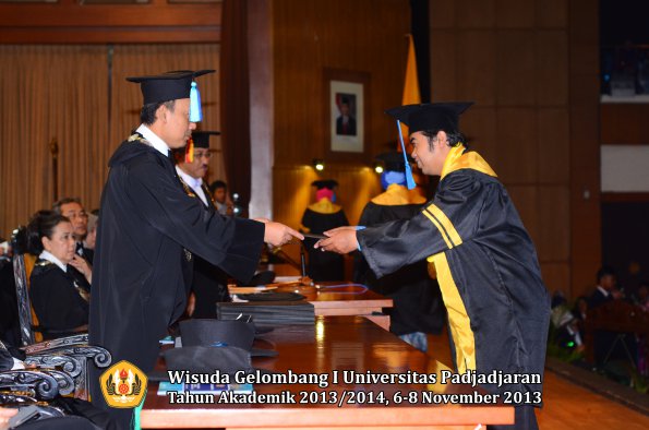 wisuda-unpad-gel-i-ta-2013_2014-fakultas-keperawatan-oleh-dekan-036