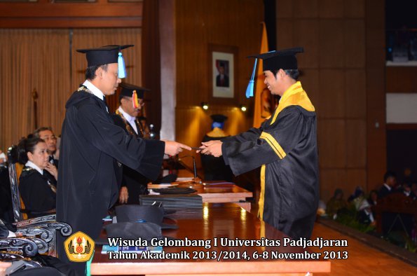 wisuda-unpad-gel-i-ta-2013_2014-fakultas-keperawatan-oleh-dekan-037