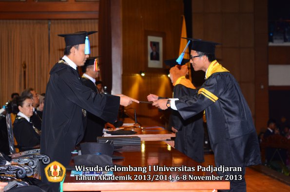 wisuda-unpad-gel-i-ta-2013_2014-fakultas-keperawatan-oleh-dekan-039