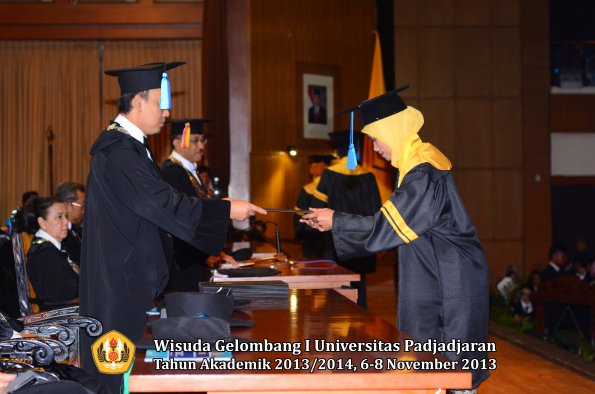 wisuda-unpad-gel-i-ta-2013_2014-fakultas-keperawatan-oleh-dekan-040