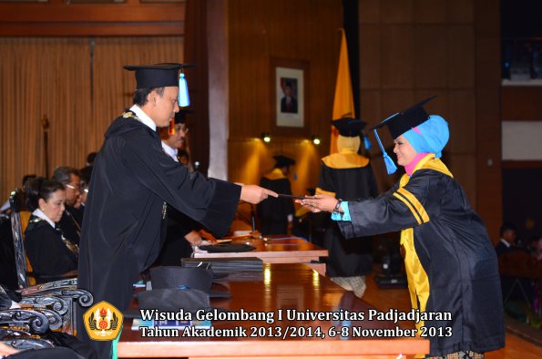 wisuda-unpad-gel-i-ta-2013_2014-fakultas-keperawatan-oleh-dekan-041