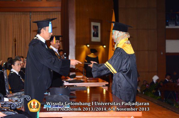 wisuda-unpad-gel-i-ta-2013_2014-fakultas-keperawatan-oleh-dekan-046